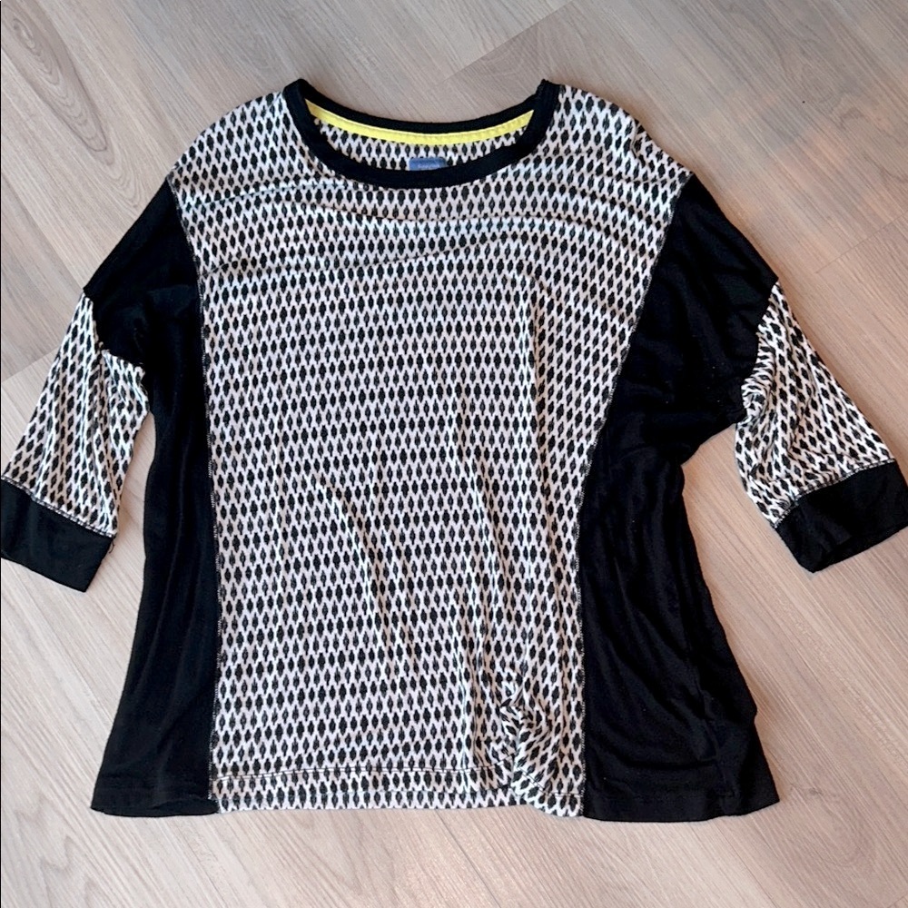 Simply Vera Wang Geometric Artsy Top L Black/White Casual Vintage Everyday